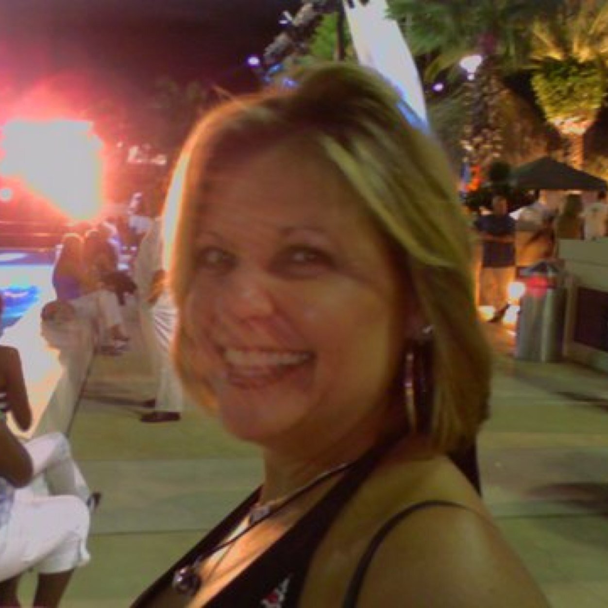 Cuban born, proud naturalized American. Voter and vocal conservative. Loving wife, mom.