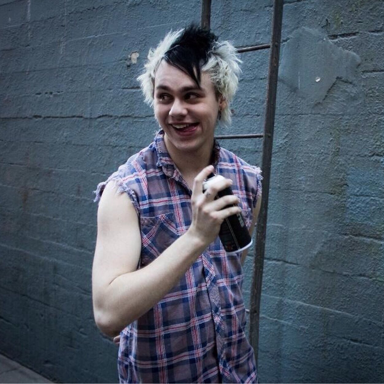 FREE FOLLOW!

GO FOLLOW @5SOSHotel and ask for a DM to 4/4 if you want :)xx