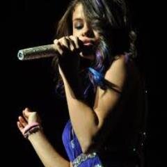 Selenator♥Lovatic♥ Pizza delisi ve  maalesef öğrenci.