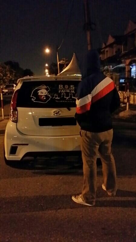 Jangan lupe bumi yg d pijak ktike leka mendongak ke langit. .