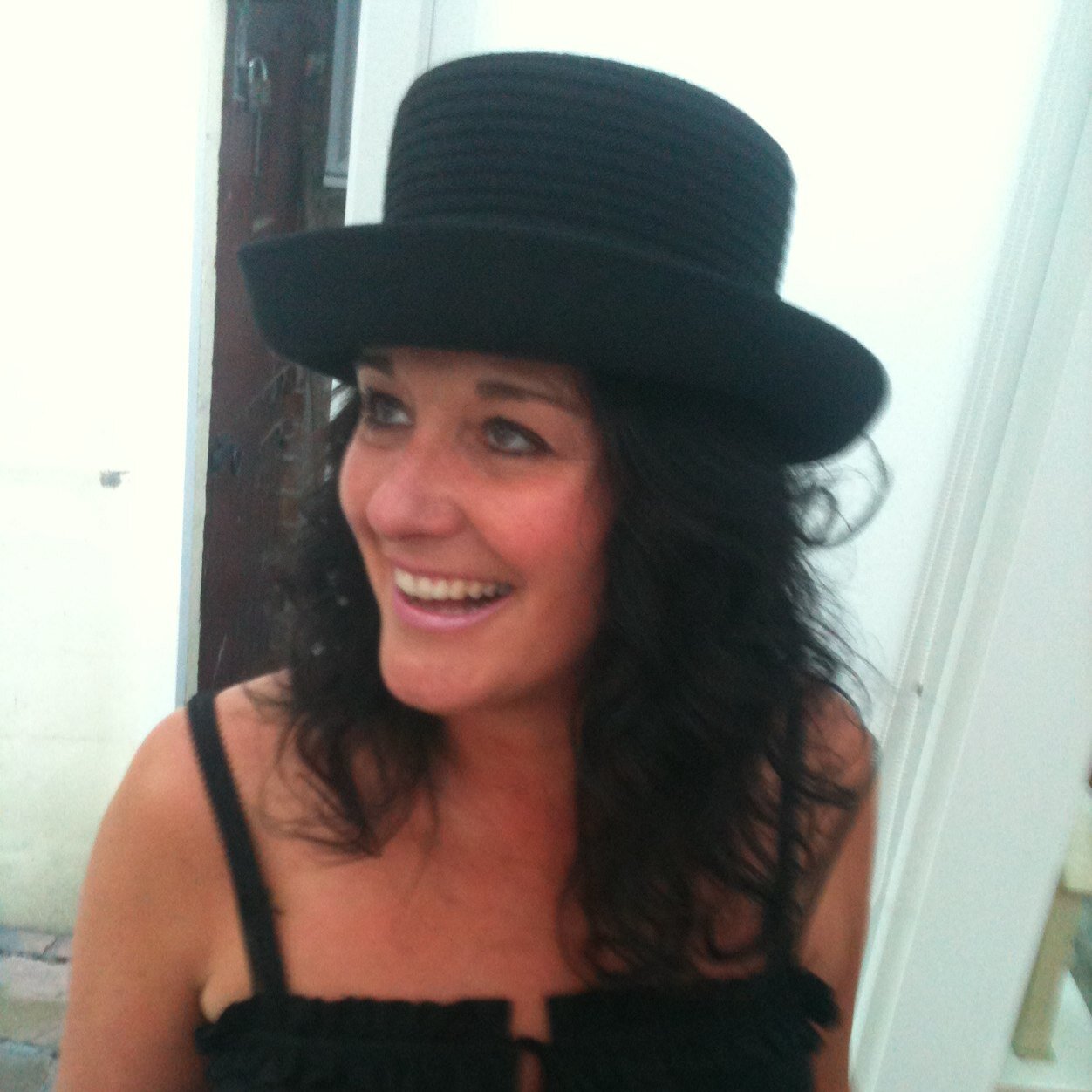 JillyMarc's profile picture. Love happy people, fine art and bright colours. Love a walk in the rain, a snowball fight, kicking up leaves and the sun on my face :-) Love LFC #YNWA