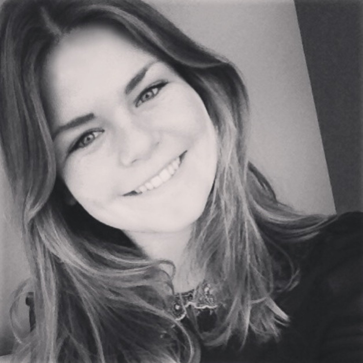 Just smile, that makes you look much better.           Instagram: demivanveenx
