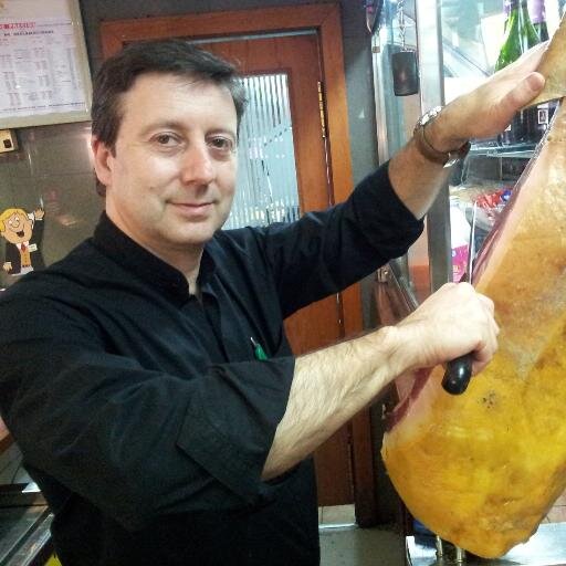 Cortador de jamón para celebraciones y eventos con desplazamiento. Venta de quesos, jamones y embutidos especiales.