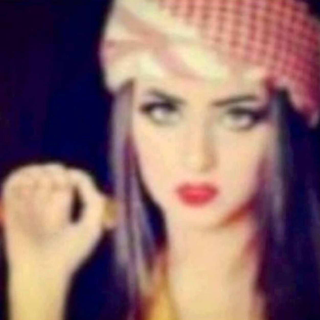 فتاه ، عِرآقِية ، وَ مسلمه هَي أنا ،
سأقف أعتزّ بِ ذلك مآ دٌمتّ حيه ..!! ♥