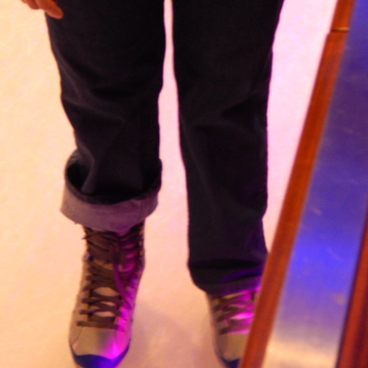 kakz28's profile picture. i am kris. My pant legs are different lengths.