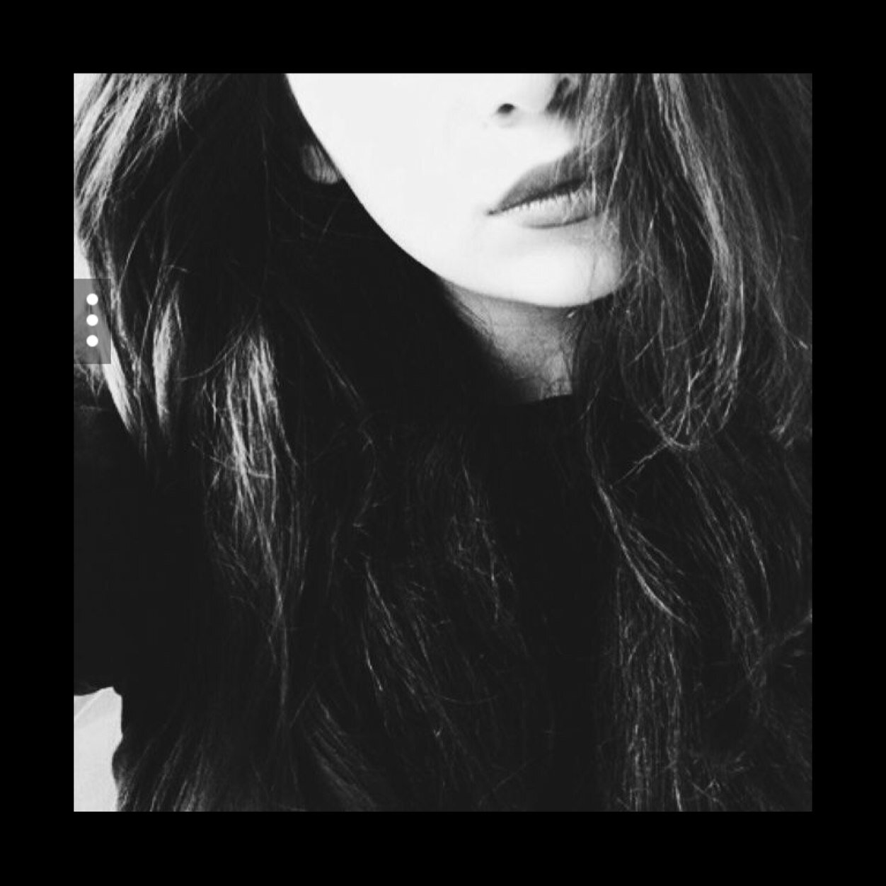 Beaucoup trop grosse. Beaucoup trop laide. Beaucoup trop fausse. Beaucoup trop nulle. Beaucoup trop mais pas assez.