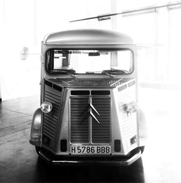 Cafés artesenales recien tostado en BCN. Locally-roasted artisan coffees. 1972 Citroen HY coffee van. lunes-viernes: 09h-17h