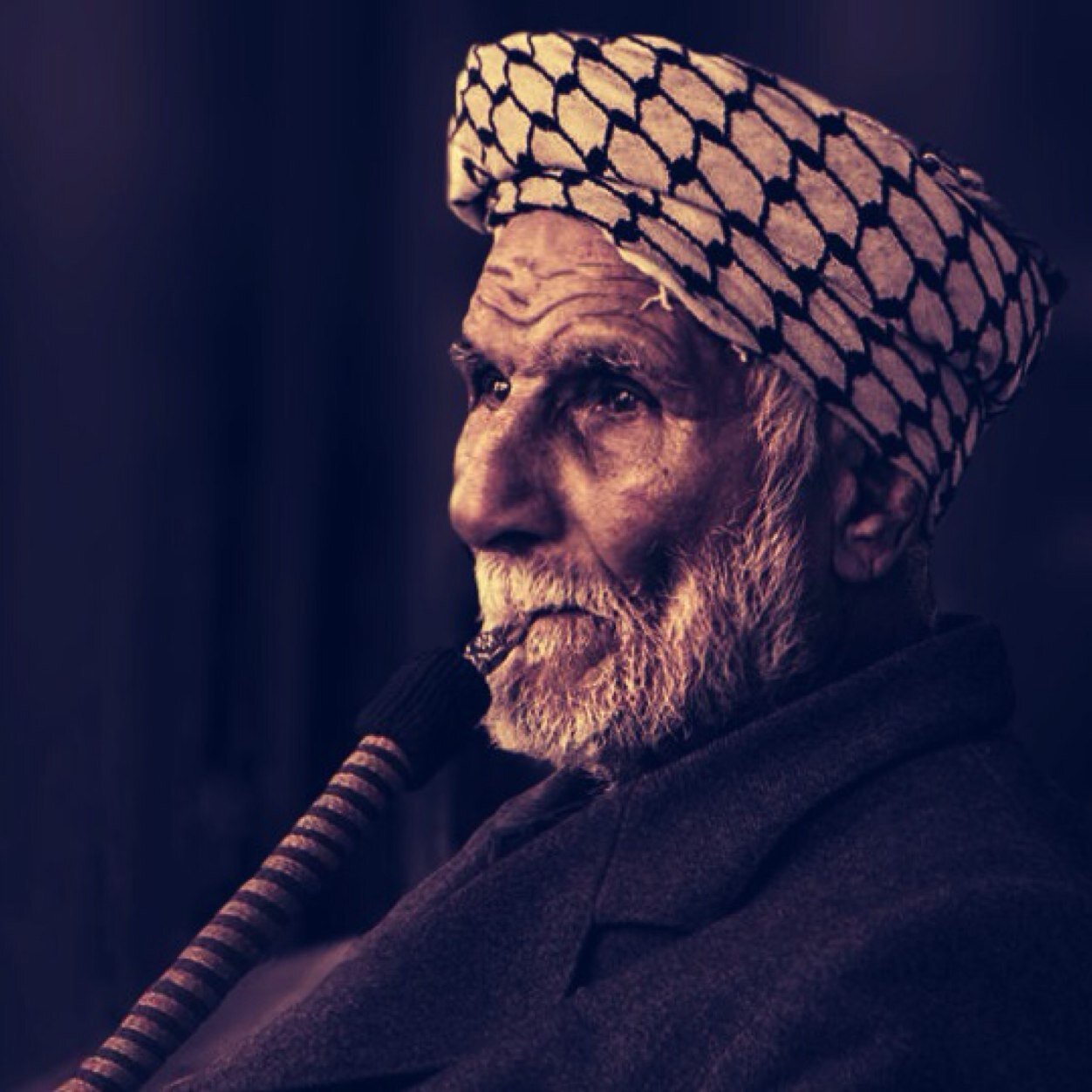 إعتقد ما تشاء وتحدث به، وإن خالفتك الرأي لاتكرهني وتخلع قناع الإنسان .. لا فرق بيني وبينك سوى في الأخلاق ! ..