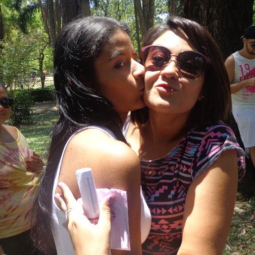 Ela une todas as coisas! Talvez ela saiba de cór, tudo o que eu preciso sentir. Pedra preciosa de olhar, ela só precisa existir pra me completar ♥ (Fan account)