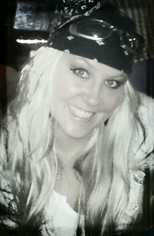 CortneyClune's profile picture. live laugh love