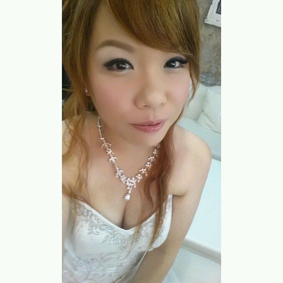 part time sweetie ; in love with Melody & food, obssession with PINK ; his full time princess ; l0ves sad love songs and florals.