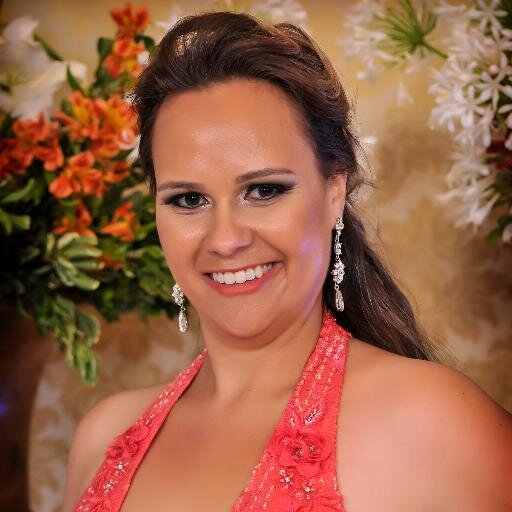 Dentista, e uma grande mulher acima de tudo , uma grande admiradora dos planos de Deus, tudo no seu tempo!!!