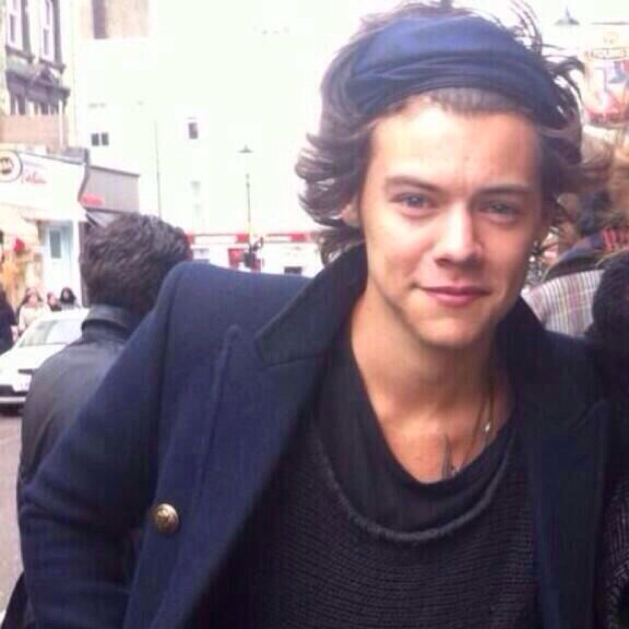 Follow @sassafraszouis please x