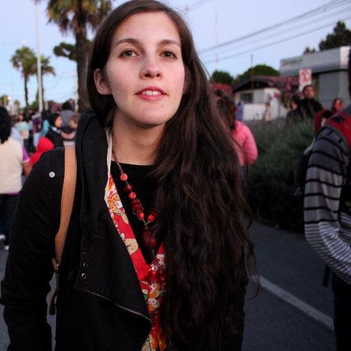 Mujer. Psicóloga. Ser artistoide y en busca de sentido.