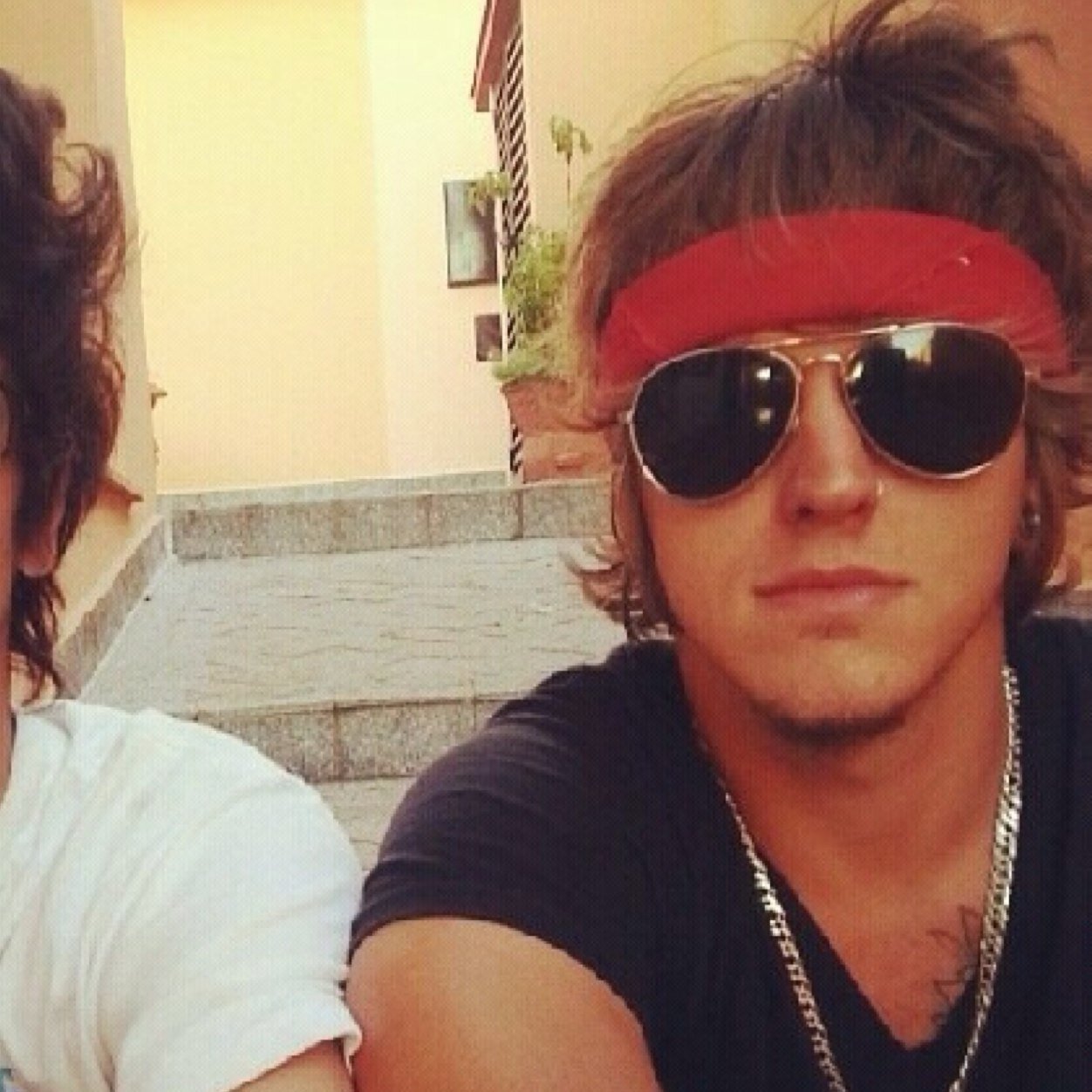 Donas: @falaseriolara e @whosaysbia.