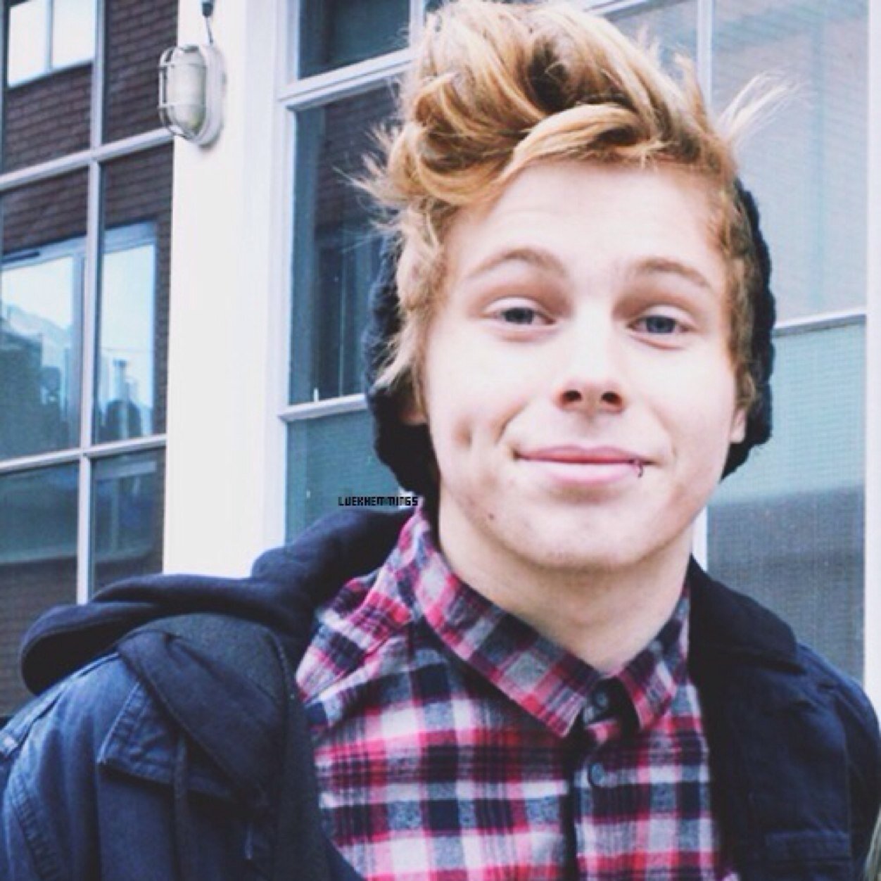 You just got a free follow from @cutiehemmos :) she follows back!
