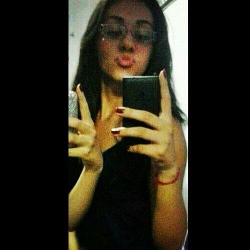 Rafa, 16, aquariana, engraçadinha, antipática e grossa quando necessário, segundo alguns meio doida. E louca, apaixonada por chocolate e sorrisos!  Prazer! ✌