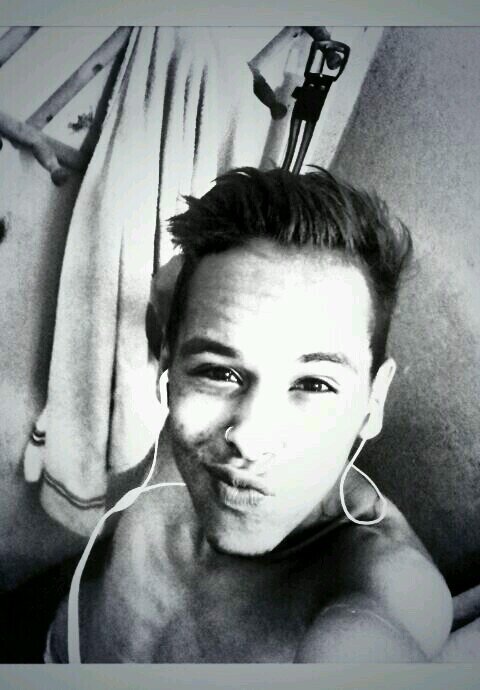 Feliz, Estrovertido, brincalhao e como todos preferem dizer 'Que muleque besta #Bobbo'