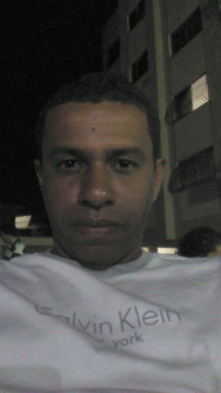 Sou professor de Educação Física torcedor do Botafogo e gosto de sair e curti a vida !!!