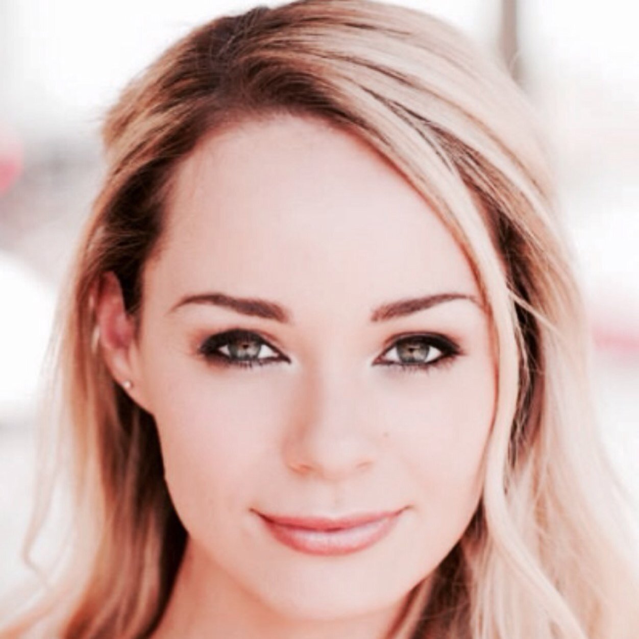 maya_aleksandra's profile picture. 