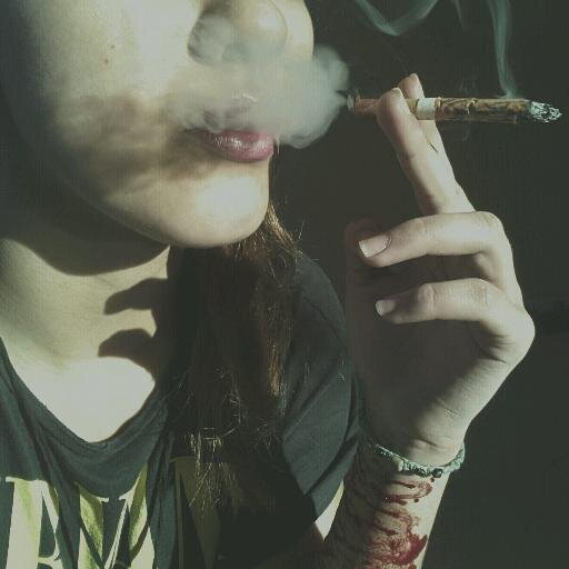 «Ella suele expresar sus emociones hacia si misma cortándose, golpeándose, gritando, creando pensamientos suicidas, llorando y vomitando.»