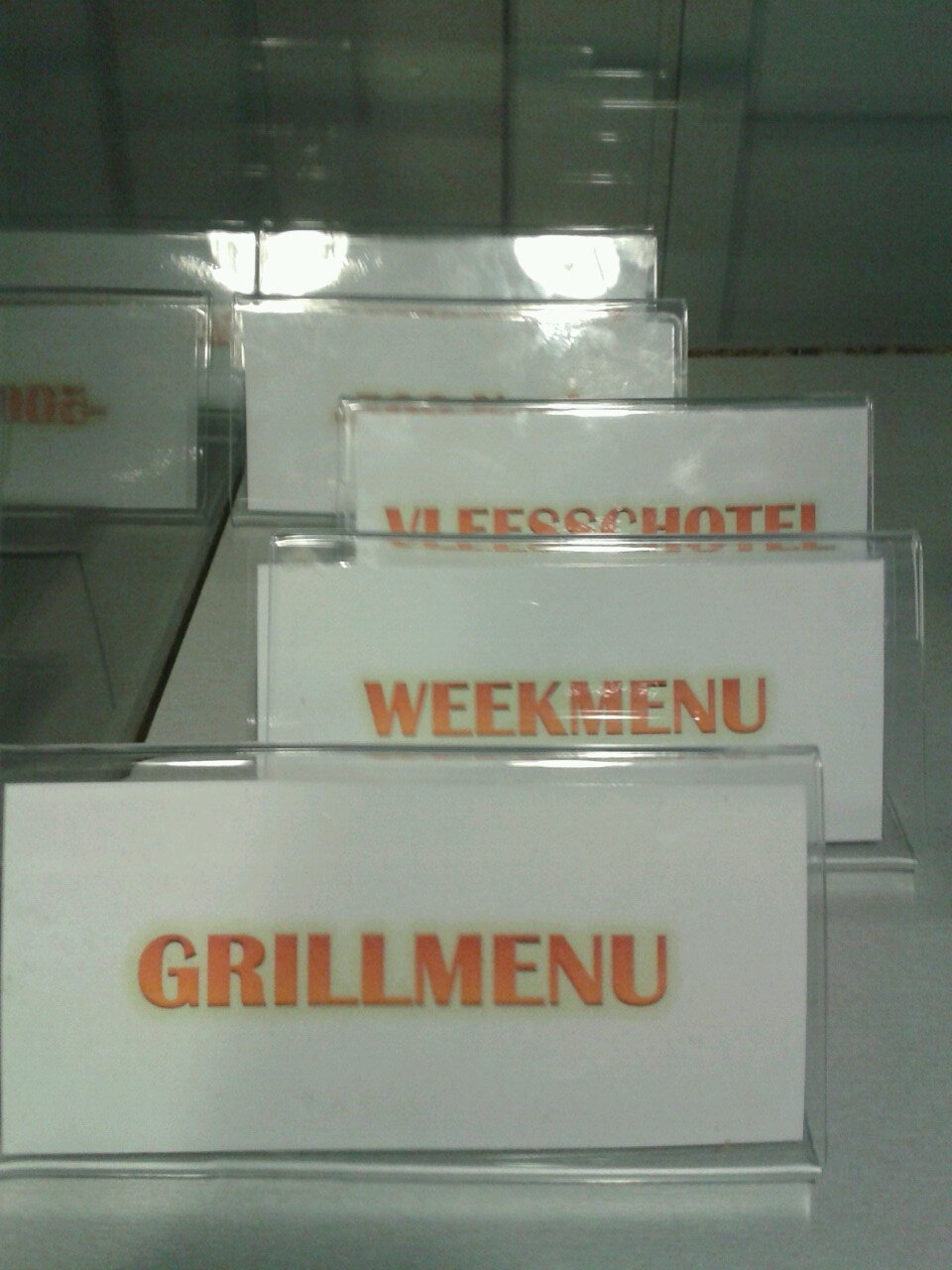 Gerechten worden elke dag automatisch getweet. Check het hele menu op http://t.co/zxS34IyysW. Nu met themes hipster, crappy 95 en DOS85