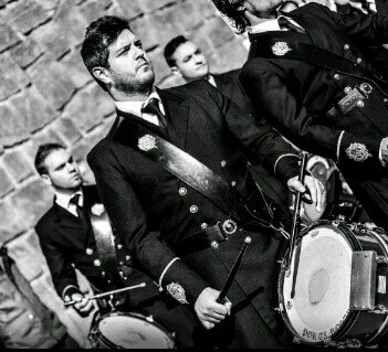 Responsable de la batería de la bct Rosario de Linares y en la dirección musical de la misma, del barça hasta la muerte....alguien da mas???