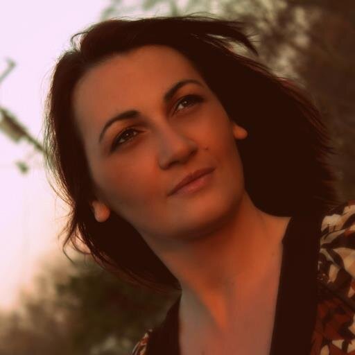 I'm 35 years old, a graphic designer/photographer, I'm addicted to logo design and photoshop :)