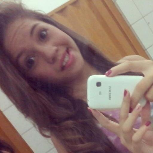 Amo estar com os meus amigos, gosto de chocolate. Sou apaixonada por música e amo moda! Sou Belieber e Mahomie♔