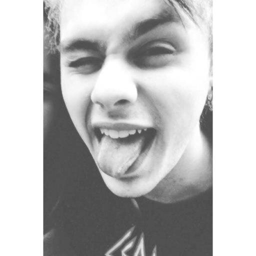 Se parli mi piace, se taci mi piaci, se parli di baci baciami e taci.~ Perrie la mia puzzola ~ MY boyfriend @ashsexallgdr