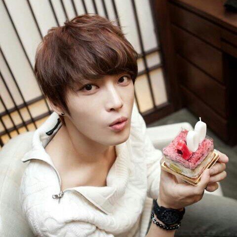 동방신기 팬픽 sweety & lovely(W.나나님)의 김재중 패계/하야면 다 좋지? 어? 당신 내 입술 물어내!/여성잡지 기자/나이는 27세로 추정/유저계 (@Sweetlove_JJU)