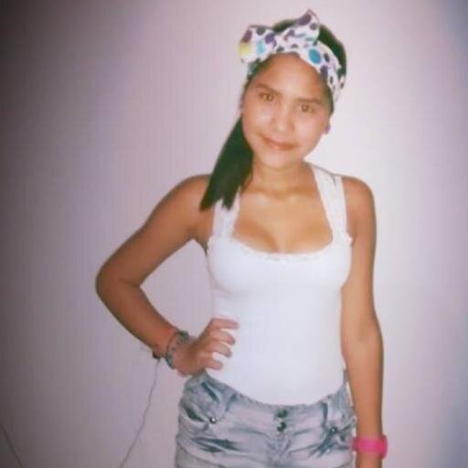 las lagrimas falsan hieren a los demás la sonrisa fingida hiere  auno mismo :3