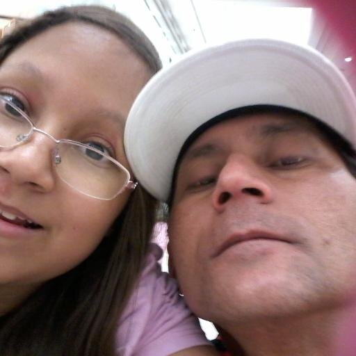 Não vai embora, não, deita aqui na cama
Se seu pai te perguntar, você tá com Luan Santana
Vou falar bem baixinho, que é pra você saber
Sogrão caprichou