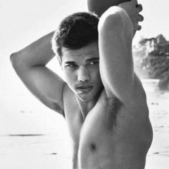 22.Adam.Nuevo aqui y nadie sabe sobre mi pasado.Borde pero con las chicas demasiado cariñoso.No suelo enamorarme.Me van los rollos.