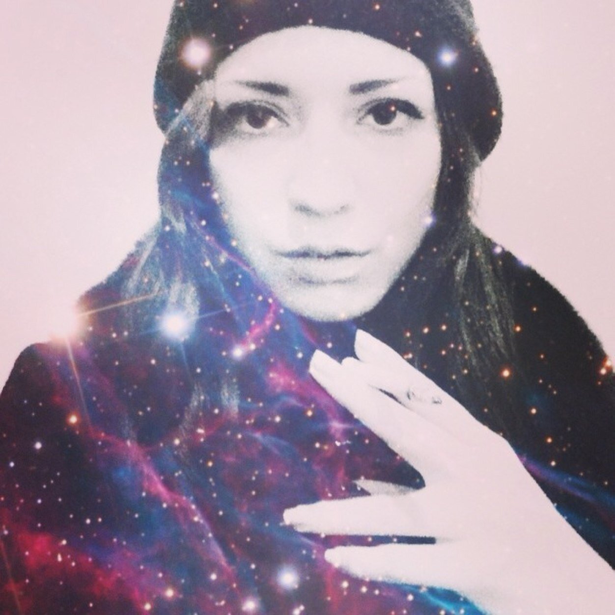 smallenvelope's profile picture. 北欧出身。好きな物：寿司、小鳥、写真、イラスト、演歌、心理学、科学。💖 : 🐦✨🍣🥂🍾🧀✨👯👑🤡✨