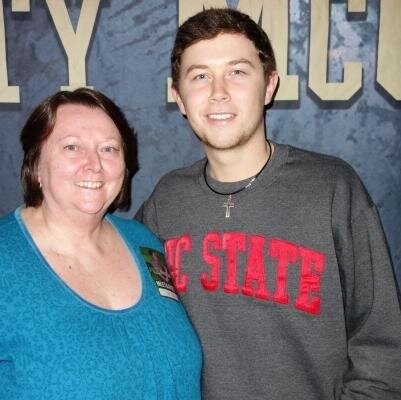 Christian woman, raised on Iowa farm near  
 'Watertower Twn'. Love Scotty McCreery (proud McCreerian family), Brad P, Keith U, Tim & Faith, etc...cntry music