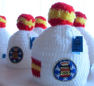 Gorros hechos a mano. Para Clubes, colecctivos y particulares. Diseños personalidos. Logotipo.