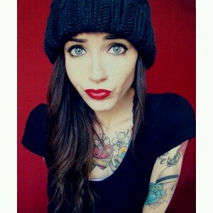 25 // Las apariencias engañan//Profesora de educación física//Ex alumna del internado y ex drogadicta//Sexy francesa//