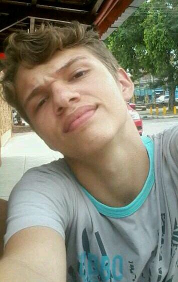 Simplesmente,no momento que encontro-me desespero! Mas, gosto de me sentir-me vivo ! :)