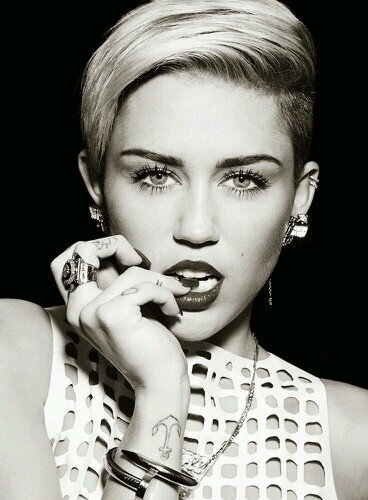 Just another Moon. Better call me Shae. Bad-ass bitch here. [Single/Bi/RP]