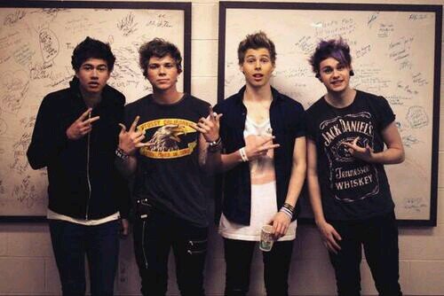 @5SOS FOLLOW ME PLEASE!