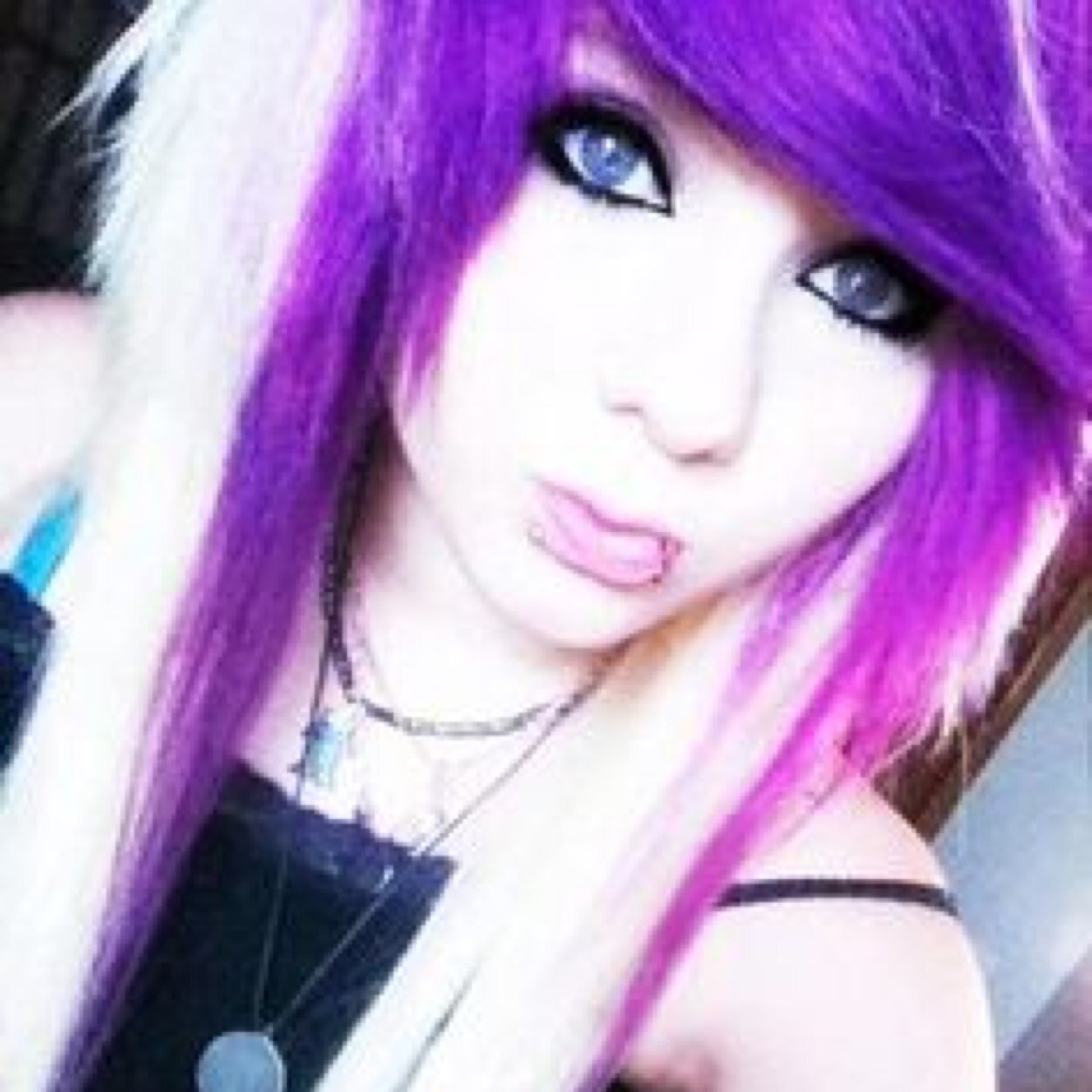 Um..hey. I'm Emily or Emy. I'm 16. I'm bi. I'm single.