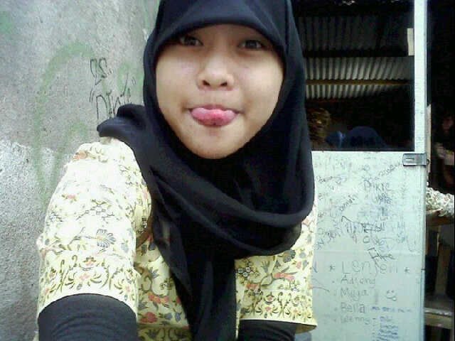 Gue ituh orangnye pendiem , gue gamau petangtang-petengteng , tuh apa adanye , cinte yg datang k'gue , gue bise menerima dye apa adanye ;) , yg penting bahagia