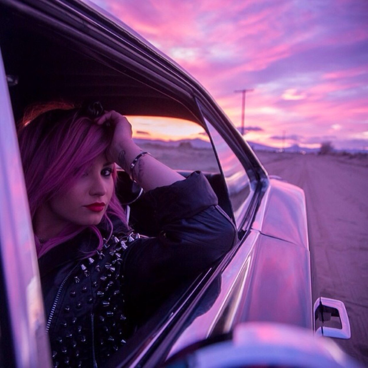 Living life one day at a time, trying my best to stay strong an loving being a part of the #LovaticFamily