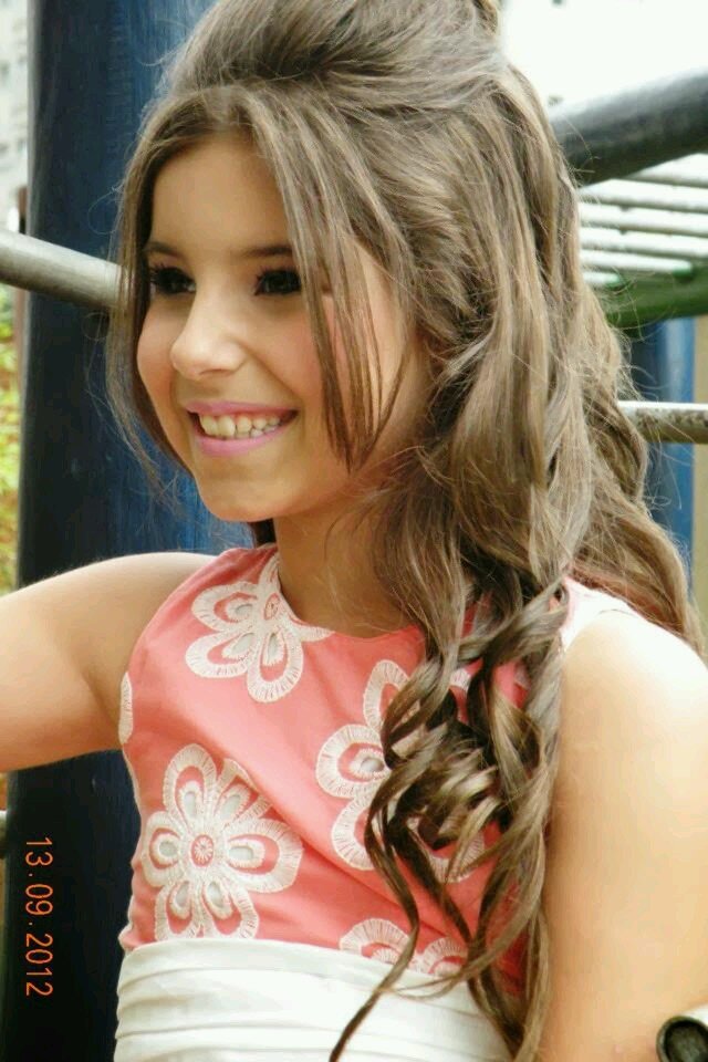Meu nome? Ludimilla Rafael Medsen,tenho 14 anos,sou modelo,moro na Russia,amo shopping.
Filha de família rica! BFF: @MaGuiMyLife Amor: @LubsCavalieri