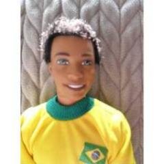 Quase um divo africano. Boneco Ken?