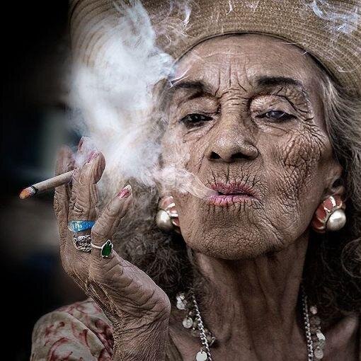 Drogadicta nata - Bebedora a morir - el cigarro es mi pasión - estoy mas viva que nunca ♥-  del inframundo pal mundo- amo a mis nietos y nietas- siempre activa