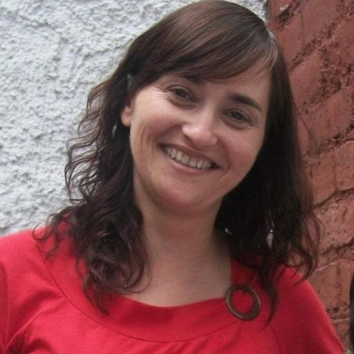 Profesora de Enseñanza Media y Superior en Letras. 
Magister en Entornos Virtuales de Aprendizaje. Especialista Superior en Educación y TIC