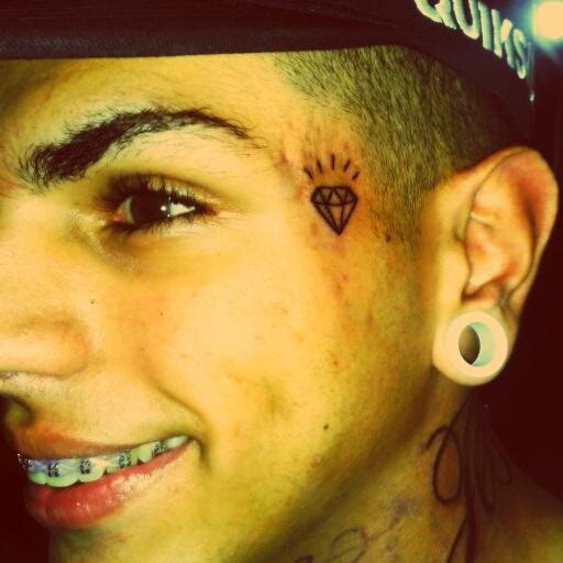Nóis não se parece com o Neymar, moicano não é meu penteado. ♪ :)
CASADO ;) #Camila M. 3