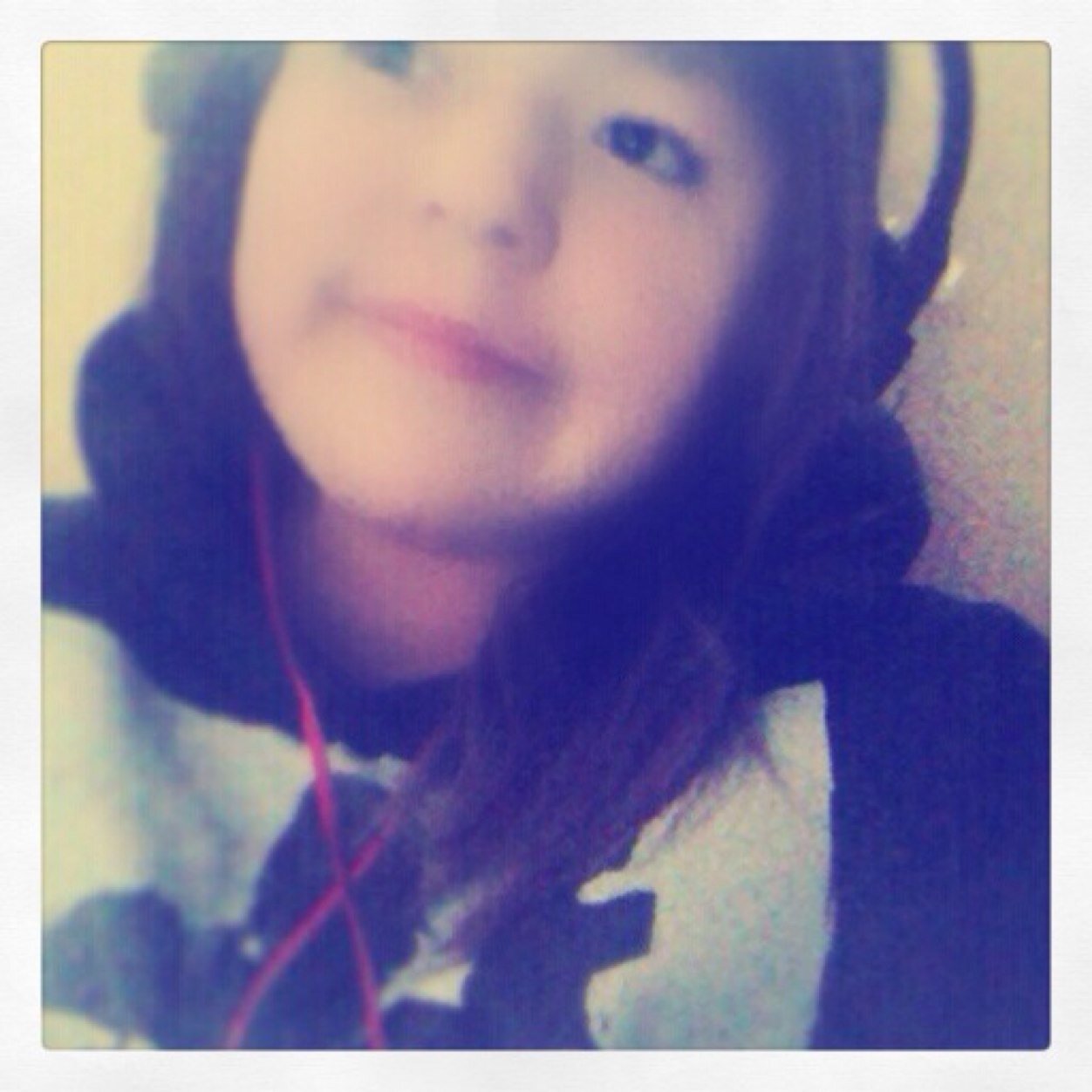 Hello plz follow me i follow back. And follow me on Instagram @rez_207